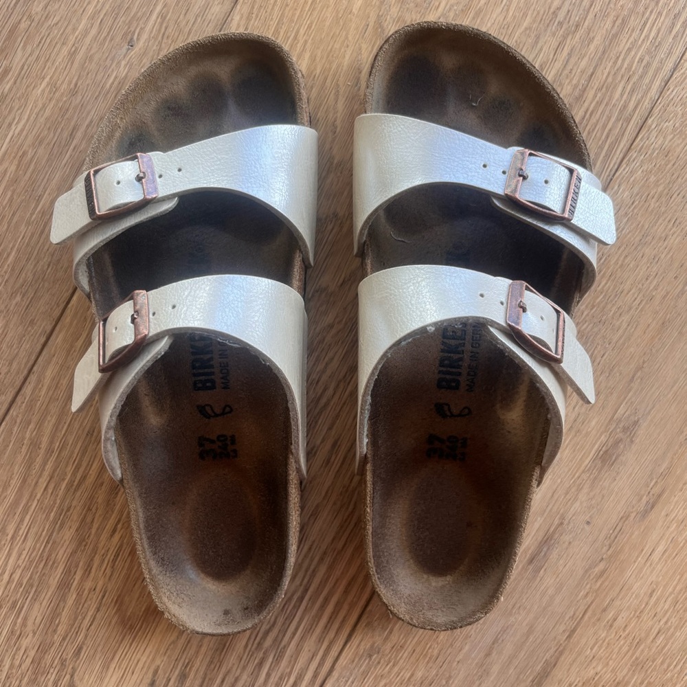 Birkenstock ladies Cream Strap Slide on, lightly used, I’m 7.5 and they fit per
